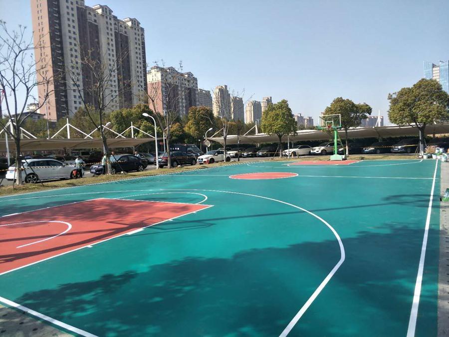 塑膠球場的破損的主要原因是什么？
