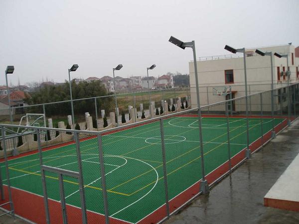 談塑膠球場雨后不積水的施工經(jīng)歷